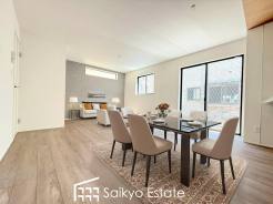 開放感と採光にこだわったLDKです。陽光いっぱいの空間で家族団らんの時間も増えそうですね！
