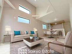 開放感と採光にこだわった20帖の広々としたLDKです。陽光いっぱいの空間で家族団らんの時間も増えそうですね！
