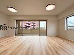 開放感と採光にこだわった17.7帖のLDKです。陽光いっぱいの空間で家族団らんの時間も増えそうですね！ハイクラスリノベーションで優雅さ漂う上質な空間に生まれ変わりました♪堂々完成！ご案内可能です！