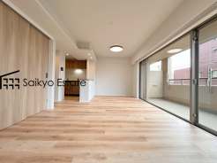 開放感と採光にこだわったLDKです。陽光いっぱいの空間で家族団らんの時間も増えそうですね！