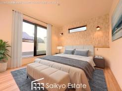 バルコニーに出入りの出来る洋室は、窓の面積が広く、陽光を多く取り入れられるため、明るく気持ちの良い空間です♪
