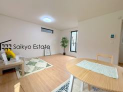 2階リビングで窓が多く、採光を取り込める面積が大きい事で明るく気持ちの良い空間となっております♪家族みんなが集まる場所がいつでも明るいのは嬉しいですね！