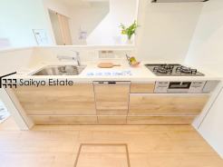 リビングにいる家族とコミュニケーションをとりながら作業が出来る人気のカウンターキッチン。お子様がリビングにいても目が届くので安心です。（2号棟）