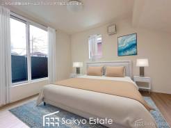 バルコニーに出入りの出来る洋室は、たくさん陽光が差し込む明るい空間です。朝も気持ちよく起きられそうです♪
