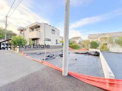 周囲にはスーパーをはじめとした買い物施設も揃っています。住みやすさと利便性を兼ね備えた環境です。