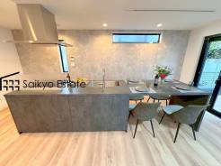 オープンカフェスタイルが特徴的なキッチン。開放感はもちろん、お子様がリビングにいても目が届くので安心です。
