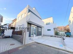 LDKゆとりの13.8帖！ご家族の会話を重視したリビングイン階段です♪2面採光で風通しが良く収納のある居室が3部屋！季節の物などの収納に便利な小屋裏収納付き♪