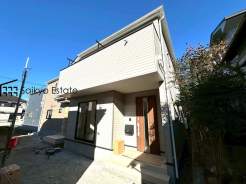 JR中央線「武蔵小金井」駅徒歩14分！バス便で1分、バス停より停歩5分です！スーパーまで徒歩約4分など、周辺は商業施設が充実した暮らし便利な立地です！急なお買い物も安心です♪