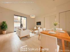 開放感と採光にこだわった広々とした17帖以上のLDKです。陽光いっぱいの空間で家族団らんの時間も増えそうですね！