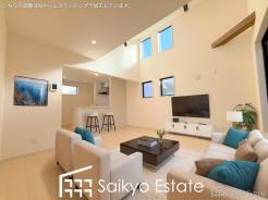 開放感と採光にこだわった16帖の広々としたLDKです。陽光いっぱいの空間で家族団らんの時間も増えそうですね！※家具類はCG加工しています。
