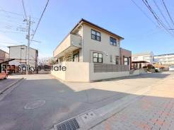 現地周辺には、保育園、小学校、中学校など教育施設が徒歩圏内に点在。お子様を目の届く範囲で通学させることができ、家族に安心なロケーションです。