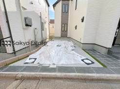 カースペースはコンクリート仕上げ。大切なお車の土ほこりや砂利による傷の心配もありません。
