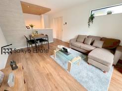 開放感と採光にこだわった広々としたLDKです。陽光いっぱいの空間で家族団らんの時間も増えそうですね！