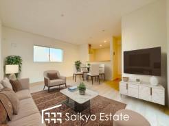 開放感と採光にこだわった16.5帖の広々としたLDKです。陽光いっぱいの空間で家族団らんの時間も増えそうですね！※家具類はCG加工しています。