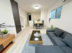 開放感と採光にこだわった広々LDKです。陽光いっぱいの空間で家族団らんの時間も増えそうですね！（2号棟）