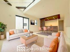 開放感と採光にこだわった17.12帖の広々としたLDKです。陽光いっぱいの空間で家族団らんの時間も増えそうですね！