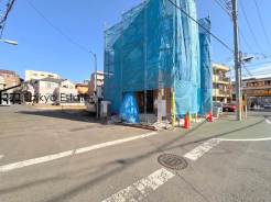 周囲にはスーパーをはじめとした買い物施設も揃っています。住みやすさと利便性を兼ね備えた環境です。