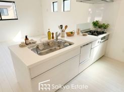 リビングにいる家族とコミュニケーションをとりながら作業が出来る人気のカウンターキッチン。お子様がリビングにいても目が届くので安心です。
