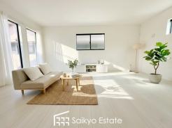 開放感と採光にこだわった17.75帖の広々としたLDKです。陽光いっぱいの空間で家族団らんの時間も増えそうですね！