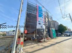 制震装置メーカーと共同開発した制震装置「SAFE365」は、高層ビルの制震装置にも使われているような粘弾性素材を使用しており、それを挟む2枚のプレートの動きに合わせて変形し、地震の揺れを吸収します。