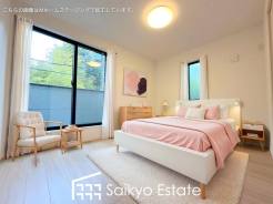 バルコニーに出入りの出来る洋室は、たくさん陽光が差し込む明るい空間です。朝も気持ちよく起きられそうです♪
