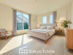 バルコニーに出入りの出来る洋室は、たくさん陽光が差し込む明るい空間です。朝も気持ちよく起きられそうです♪