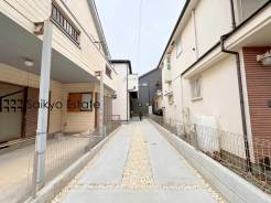 LDK広々16帖！収納付き居室3部屋！カースペースは2台駐車可能！急な来客や、家族車2台でも安心です！