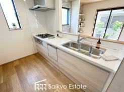 リビングにいる家族とコミュニケーションをとりながら作業が出来る人気のカウンターキッチン。お子様がリビングにいても目が届くので安心です。食洗機付きです！