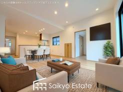 開放感と採光にこだわった21帖の広々としたLDKです。陽光いっぱいの空間で家族団らんの時間も増えそうですね！
※家具類はCG加工しています。
