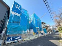 周囲にはスーパーをはじめとした買い物施設も揃っています。住みやすさと利便性を兼ね備えた環境です。