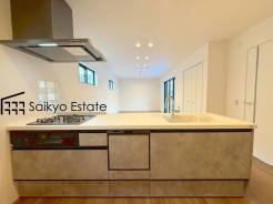 リビングにいる家族とコミュニケーションをとりながら作業が出来る人気のカウンターキッチン。お子様がリビングにいても目が届くので安心です。