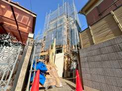 12.2帖のLDK×収納付きの居室が2部屋！高級感あるタイル調フローリングのLDK！設計性能評価取得済で断熱性や耐震性に優れた安心の邸宅です！