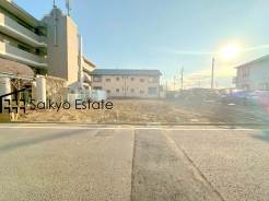 6ｍ道路に面した開放感のある立地！風致地区の為、隣棟との間隔がございます！風通しも良好です♪