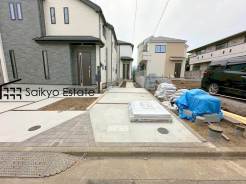 駐車スペースはコンクリート仕上げの為、雨の日でも足元が気になりません！自転車やバイクを置くスペースもございます！車種にもよりますが、C号棟は2台駐車可能です！
