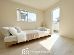 心地よい陽光が室内に広がり、柔らかな木調の床と調和する、安らぎに満ちた空間
