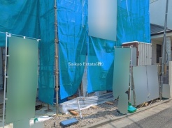 カースペースはコンクリート仕上げの為、雨の日でも足元が気になりません！自転車やバイクを置くスペースもございます！
