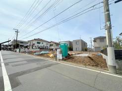 小・中学校まで徒歩約4分でお子様が無理なく通える距離です。保育園や幼稚園も近くに多数あり、子育てファミリーには嬉しい環境です！スーパーまで徒歩約1分など、周辺は商業施設が充実した暮らし便利な立地です！
