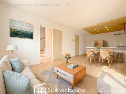 開放感と採光にこだわった広々としたLDKです。陽光いっぱいの空間で家族団らんの時間も増えそうですね！
※家具類はCG加工しています。
