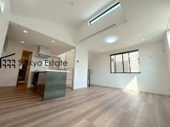 開放感と採光にこだわった広々とした17帖のLDKです。陽光いっぱいの空間で家族団らんの時間も増えそうですね！