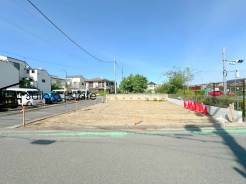 小田急線「和泉多摩川」駅徒歩7分！「狛江」駅徒歩11分！南西側7ｍ道路に面した陽当たりの良い立地！開放感のある南西角地！敷地面積ゆとりの33坪超！駐車2台可能です！