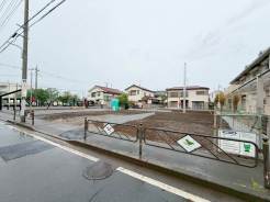 京王線「西調布」駅徒歩18分、「調布」駅徒歩約22分！「調布」駅までバス便もご利用いただけます。バス停徒歩約3分！2026年9完成予定・同施工のモデルハウスご案内可能です！