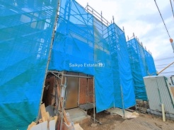 小学校まで徒歩約10分、中学校まで徒歩約8分でお子様が無理なく通える距離です。保育園や幼稚園も近くに多数あり、子育てファミリーには嬉しい環境です！