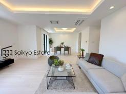 開放感と採光にこだわった20帖の広々としたリビングダイニングです。陽光いっぱいの空間で家族団らんの時間も増えそうですね！