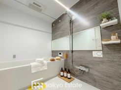 一日の疲れを癒してくれる落ち着いた色合いのバスルーム♪雨の日のお洗濯も安心な浴室乾燥機付きです。※小物類はCG加工しています。
