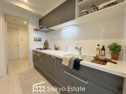 直線的な動線で作業がしやすい壁付けキッチン！キッチンスペースにはカウンターがございますので、食事の配膳や後片付けも楽々です♪※小物類はCG加工しています。

