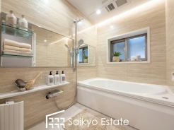 一日の疲れを癒してくれる落ち着いた色合いのバスルーム♪雨の日のお洗濯も安心な浴室乾燥機付きです。※小物類はCG加工しています。