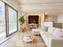 開放感と採光にこだわった約19.0帖のリビングです。陽光いっぱいの空間で家族団らんの時間も増えそうですね！※家具や小物類はCG加工しています。