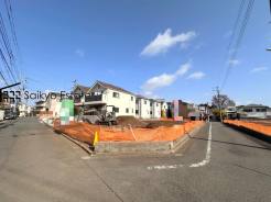 東南角地に位置する陽当たり良く開放感のある立地です！全棟、4.5ｍ道路に面した整形地です！敷地形状を最大限に活かしたプランニングとなっております！