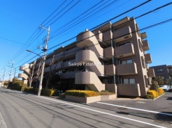 スーパーやコンビニなど周辺は徒歩圏内に商業施設が充実した暮らし便利な立地です！