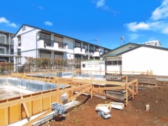 小学校まで徒歩約5分、中学校まで徒歩約12分でお子様が無理なく通える距離です。保育園や幼稚園も近くに多数あり、子育てファミリーには嬉しい環境です！